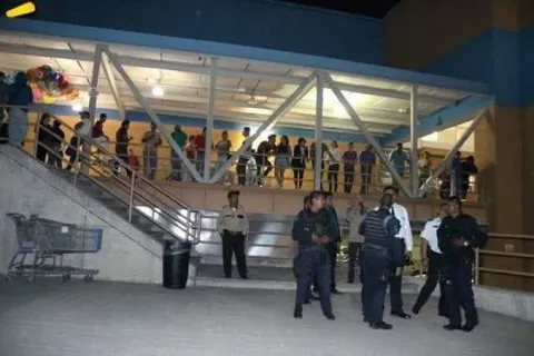 Sujetos armados asaltaron una tienda en avenida Domingo Diez, en Cuernavaca; hay una persona lesionada.
