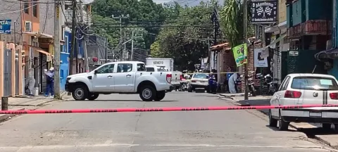 Una joven fue asesinada a balazos dentro de una frutería en Emiliano Zapata; Fiscalía investiga el caso como posible feminicidio.