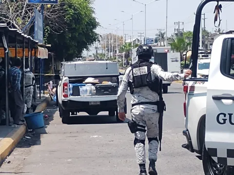 Un policía fue asesinado a balazos en Acatlipa, Temixco, mientras realizaba compras; autoridades ya investigan.
