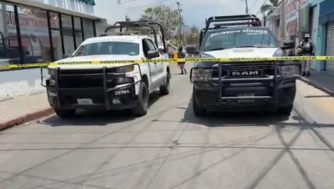 Un hombre fue asesinado a balazos dentro de una cafetería en el centro de Yautepec; autoridades ya investigan el caso.