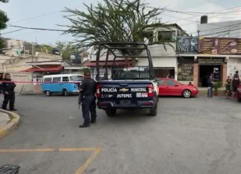 Un hombre fue asesinado a balazos dentro de una rosticería en la colonia Independencia de Jiutepec; agresores huyeron en vehículo.