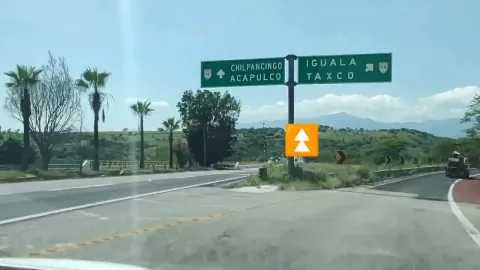 Un operador de tráiler fue baleado durante un intento de asalto en la autopista Acapulco–Cuernavaca; logró llegar a una caseta para pedir ayuda.