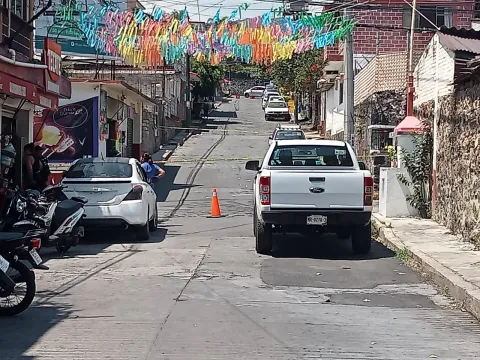 Dos hombres fueron baleados en Chamilpa, Cuernavaca; uno murió al llegar al hospital y otro se encuentra en estado crítico.