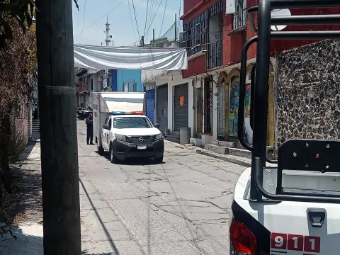 Autoridades localizaron el cuerpo de un hombre dentro de un contenedor en Tejalpa, Jiutepec; Fiscalía ya investiga el caso.