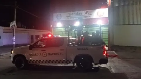 Sujetos armados asaltaron dos tiendas en Lomas del Carril, Temixco; una persona resultó lesionada durante el ataque.