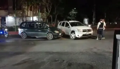 Accidente entre dos vehículos en avenida Morelos, en el centro de Cuernavaca, generó afectaciones viales; no hubo heridos graves.