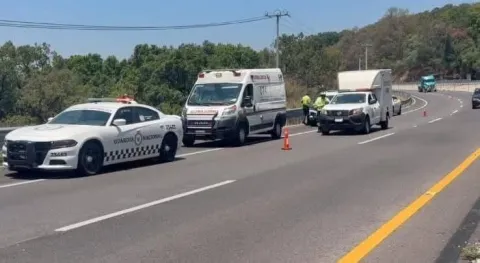 Dos cuerpos en estado de descomposición fueron localizados en la autopista La Pera–Cuautla, en Tepoztlán; presentaban huellas de violencia.