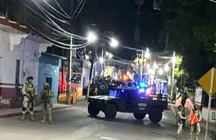 Ataque armado en avenida Zaragoza deja un muerto y dos heridos; cierran vialidad tras balacera cerca de Elektra.