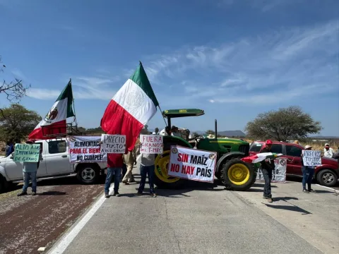   Campesinos bloquean la autopista Siglo XXI en Morelos; exigen seguridad, apoyo al campo y freno a importación de granos.
