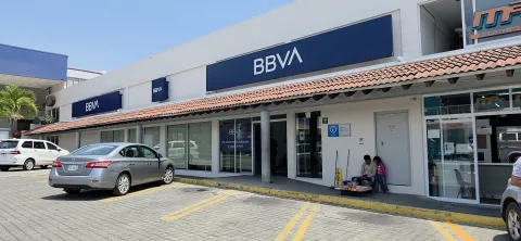 Asaltan a mujer en plaza de Cuautla y le roban más de 100 mil pesos; no hay detenidos tras operativo.