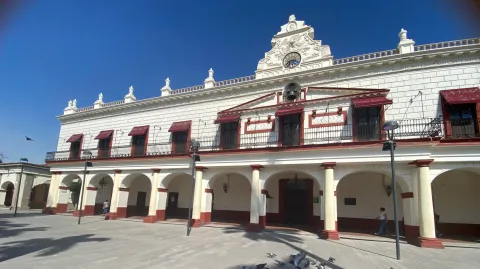 Detienen a funcionarios de Cuautla por presunta extorsión en trámite catastral; fueron sorprendidos en flagrancia.