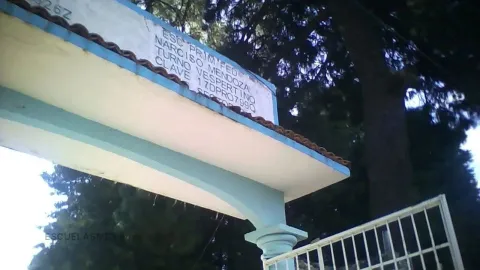 Una mujer falleció tras ser agredida con arma blanca dentro de una escuela en Jumiltepec; autoridades ya investigan los hechos y buscan a la responsable.