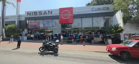 El desalojo de una agencia Nissan en Cuautla se realizó tras un juicio de desahucio por falta de pago; autoridades aseguran que fue legal.