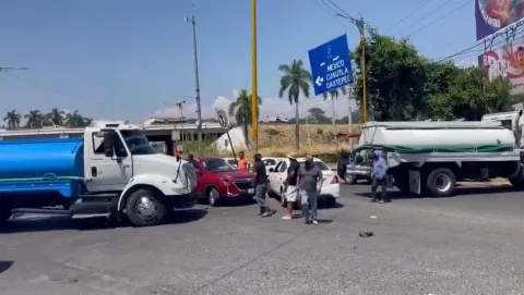 Operadores de pipas bloquean vialidades en Oaxtepec para exigir seguridad tras amenazas; afectan accesos a los Altos de Morelos.