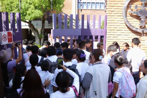 Alumnos de Enfermería de la UAEM retomaron clases tras recuperar instalaciones tomadas por paristas en Cuernavaca.