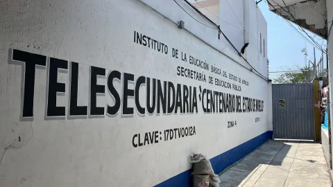 Padres de familia en Jojutla envían a alumnos con cascos por temor a colapso; IEBEM realizará dictamen estructural del plantel.