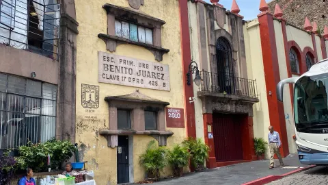 La Secretaría de Educación de Morelos confirmó que ya está en vigor la restricción del uso de celulares en escuelas de nivel básico.