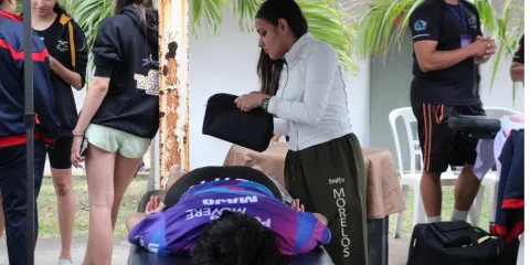 Indem impulsa a nadadores morelenses con fisioterapia y crioterapia en clasificatorio nacional