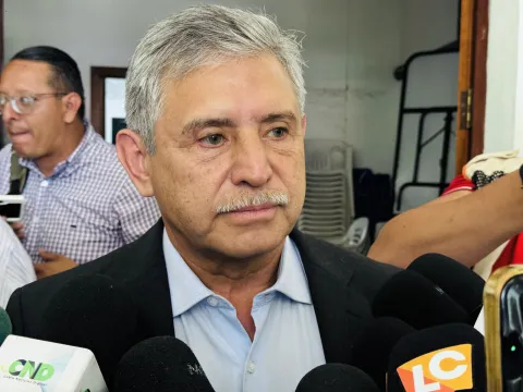 Urióstegui descarta dejar la alcaldía de Cuernavaca rumbo a 2027; esperará hasta diciembre para decidir.
