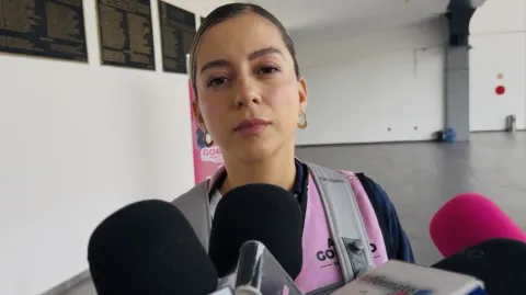 La diputada Andrea Gordillo informó que 56 adultos mayores han sido apoyados en 2026 para obtener su visa y reunirse con familiares en Estados Unidos.