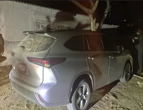 Autoridades detienen a dos hombres en Axochiapan con armas de alto calibre y droga; estarían vinculados a hechos delictivos en la región.