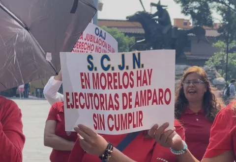 Jubilados del TSJ se manifestaron en Cuernavaca para exigir pagos, prestaciones e incrementos salariales pendientes.