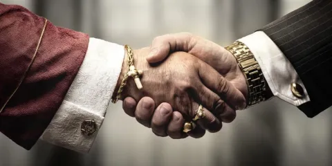 ¿Puede un servidor público profesar una religión estando en el cargo?