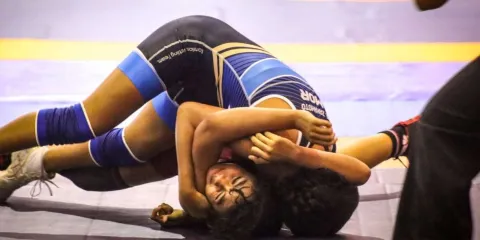 Elizabeth Zakamoto asegura clasificación en luchas asociadas rumbo a la Olimpiada Nacional 2026
