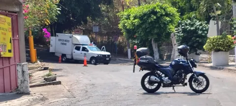 Un hombre murió tras sufrir un presunto infarto mientras conducía en Lomas de Cuernavaca; el vehículo se impactó contra un árbol. Autoridades investigan.
