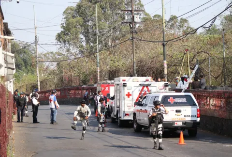 Autoridades localizaron el cuerpo de un hombre al fondo de la barranca de Amanalco, en Cuernavaca. La Fiscalía de Morelos ya investiga las causas del fallecimiento.