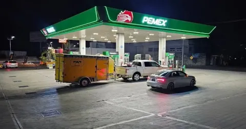 Una familia fue víctima de un violento asalto en el Paso Exprés de Cuernavaca por presuntos delincuentes que utilizaban un vehículo con torretas falsas.