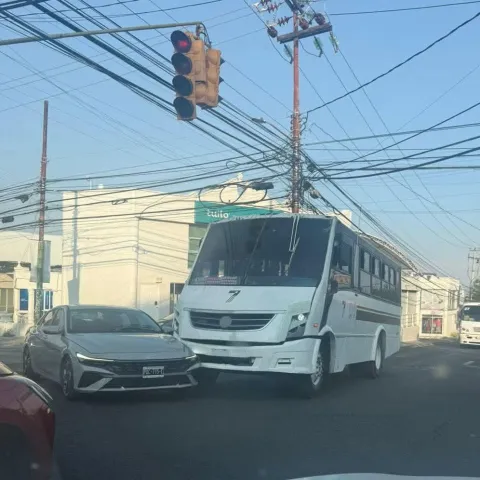 Un accidente entre una ruta 7 y un automóvil particular en avenida Domingo Diez de Cuernavaca provocó crisis nerviosas y afectaciones viales.