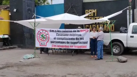Productores cañeros mantienen bloqueo en Cuautla por presunto incumplimiento de Beta San Miguel en exportaciones de azúcar.