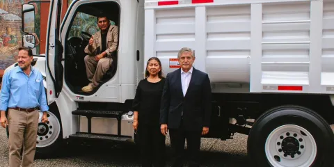 Cuernavaca refuerza servicios públicos con entrega de camión pipa y camión de volteo