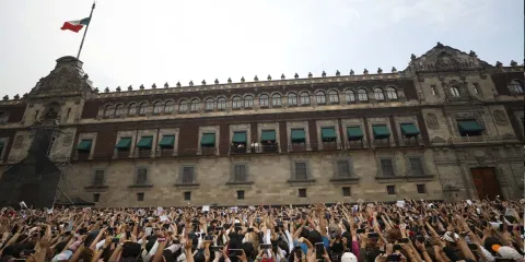 BTS causa furor en Palacio Nacional junto a Sheinbaum; miles acuden al Zócalo