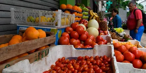 Canasta básica en México sube más del doble de la inflación; jitomate y chile disparan precios