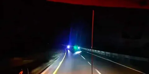 VIDEO. Trailero arrolla a asaltante y logra escapar en las Cumbres de Maltrata