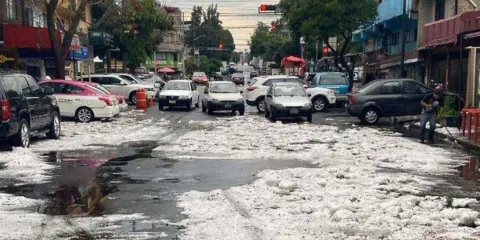 Fuerte granizada en CDMX provoca inundaciones y pinta calles de blanco