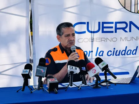 Protección Civil de Cuernavaca notificó a 60 familias asentadas en zonas de riesgo ante la temporada de lluvias y el pronóstico de huracanes que podrían impactar México.