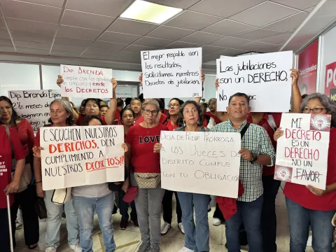 Jubilados del Poder Judicial protestaron en el Congreso de Morelos para exigir cumplimiento de sentencias de amparo y emisión de decretos de jubilación.
