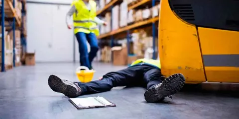 IMÁGENES SENSIBLES. Trabajador muere prensado por máquina industrial en China