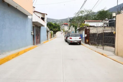 Jiutepec pavimenta la calle Insurgentes en Cliserio Alanís con inversión de 3.2 millones de pesos para mejorar la infraestructura vial.
