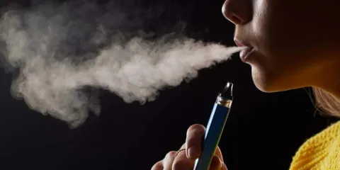 Autoridades alertan por vapeadores en menores: riesgos para el cerebro y la salud