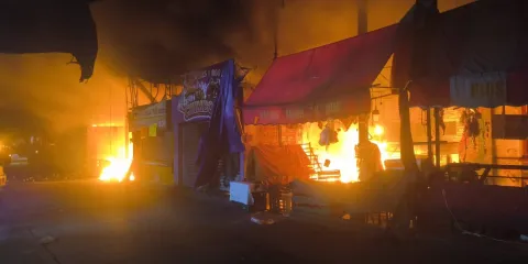 Incendio consume bodegas de cebolla en Plaza Solidaridad de Cuautla
