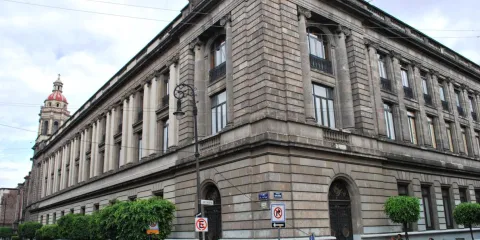 •	La escuela que el Estado abandonó