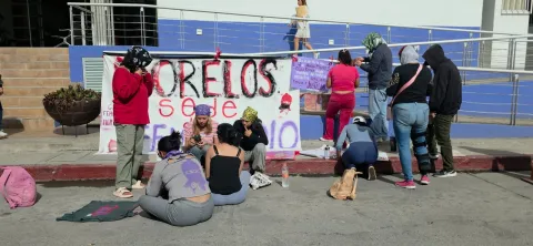 Colectivos feministas protestaron afuera del TSJ en Cuautla y denunciaron retrasos en casos de feminicidio y violencia contra mujeres y niñas.