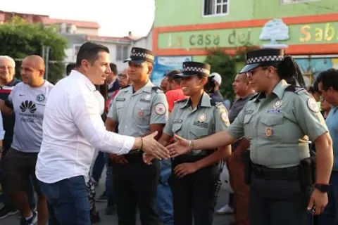 Eder Rodríguez junto a elementos de la Guardia Nacional