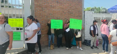 Exigen destitución de directora de secundaria en Apatlaco