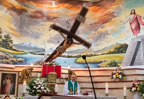 Muere sacerdotes tras impacto por una cruz durante transmisión en directo