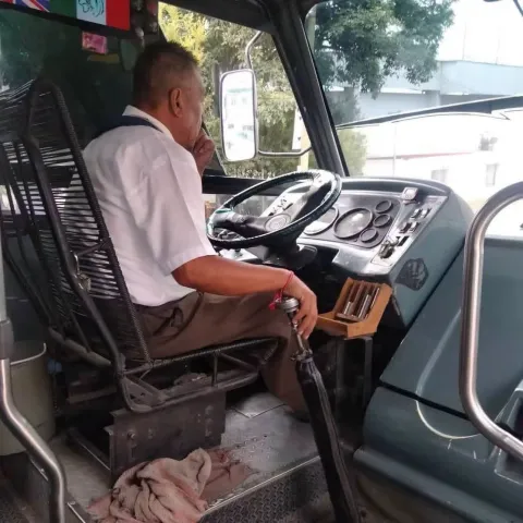 Denuncian pasajeros abuso por parte de transportista